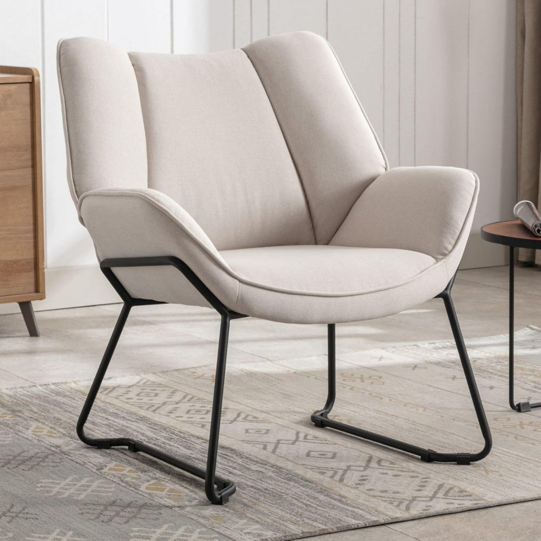 Poltrona da soggiorno beige con braccioli rivestimento in tessuto